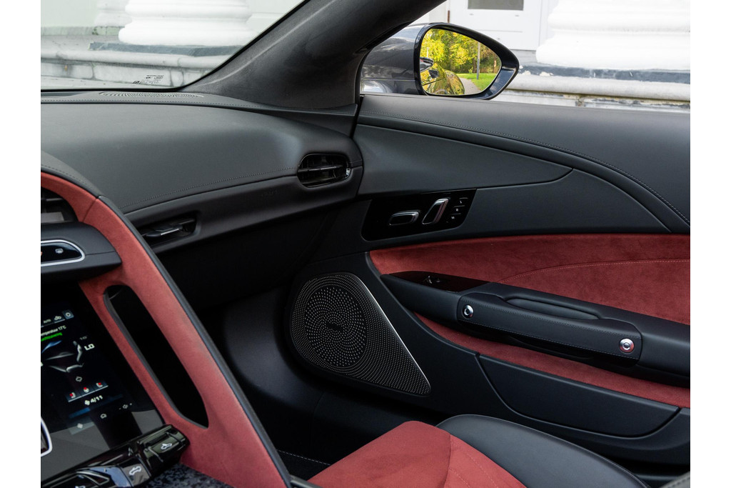 57802310-29.jpg